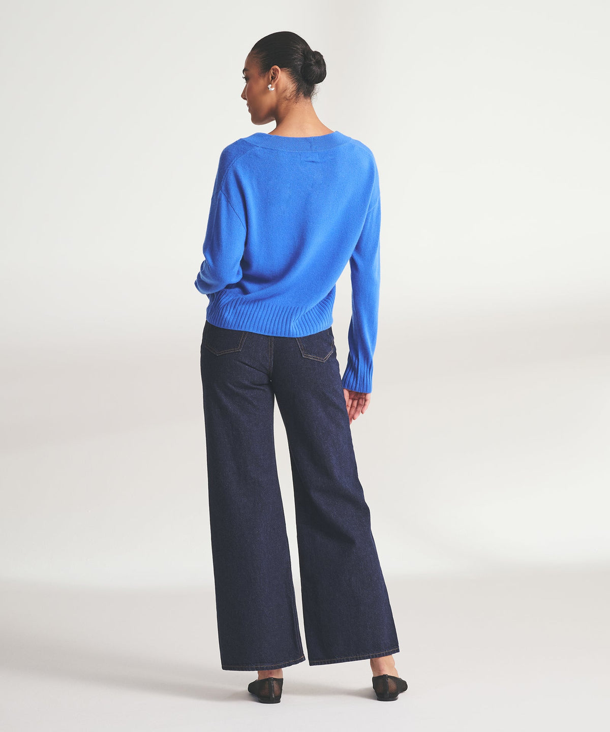Signature Cashmere Classic V-Neck Sweater